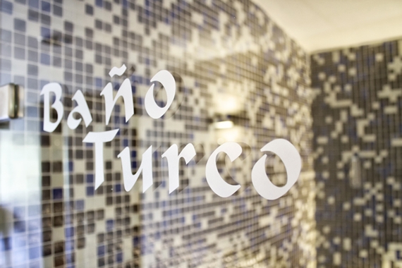 Cabina de calor húmedo a 45º con 75% de humedad, ideal para combatir el estrés y eliminar toxinas.