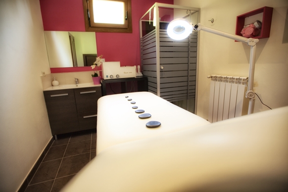 Disfruta de nuestras cabinas de masaje y estética, un ambiente agradable donde destaca la relajación y la tranquilidad.