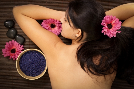 Una completa gama de tratamientos para el cuerpo: piel de seda, envolturas, algas, gelatina de perlas y yogurth, arcilla, pack Zen...